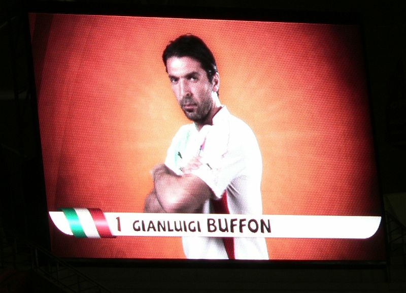 JAR 557.JPG - Gianluigi Buffon italský brankař a přítel Alenky Šeredové. Vedle které jsme neseděli, což Kroci téměř oplakal. Celkově jsme dostali ty horší místa v naší cenové skupině. Udělali jsme chybu, že jsme si lístky vyzvedli v den prvního utkání. Asi kdybychom si je vyzvedli hned po příletu, měli bychom lepší místa. Přesto byl na všech třech utkáních dobrý výhled